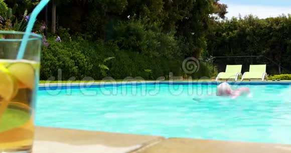 老人在游泳池里游泳视频的预览图
