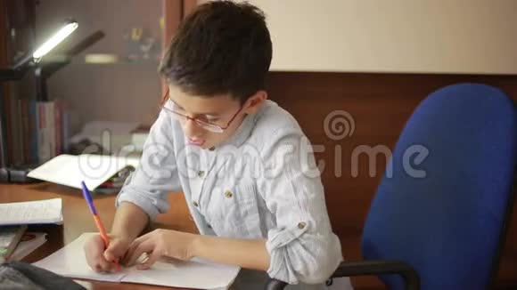 孩子写作业这孩子一直在学科学视频的预览图