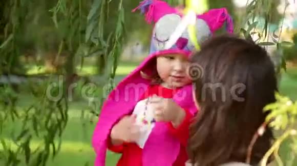 秋天在公园和她妈妈的女儿视频的预览图