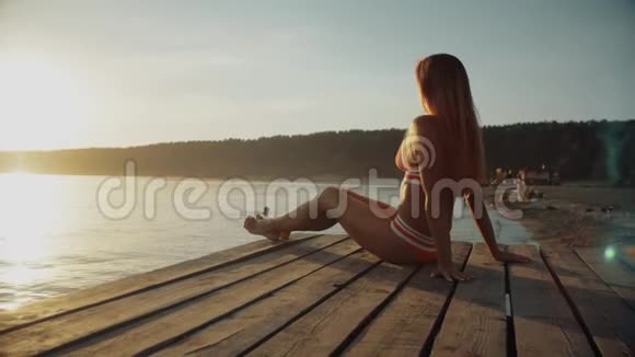 夏天在海边放松的年轻女子视频的预览图