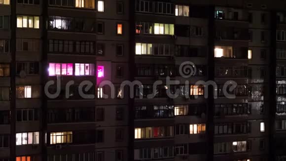 夜间更换窗户照明的多层建筑视频的预览图