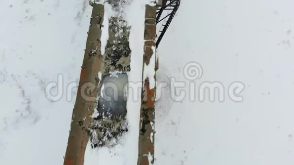 老铁路渡槽石桥雪冬天的时候空中直升机射击视频的预览图