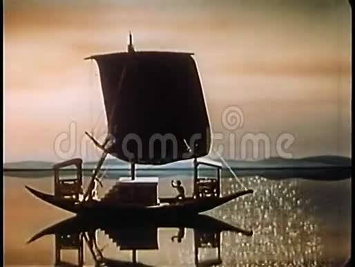 帆船漂浮在闪闪发光的海洋上视频的预览图