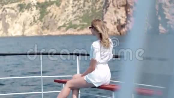 优雅的年轻女子在海上游船上视频的预览图