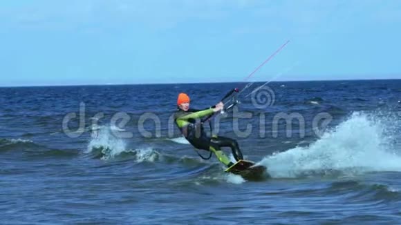 慢动作一个雄性的风筝冲浪者在水面上滚动视频的预览图