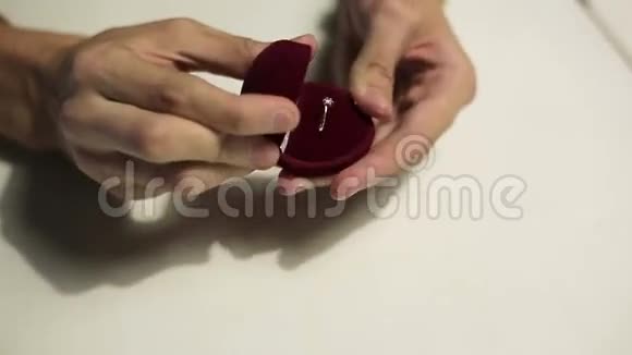 带着求婚戒指的人视频的预览图