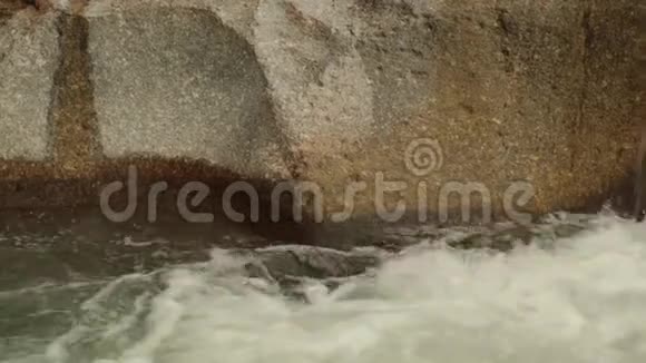 崎岖的山河景象全景视频的预览图