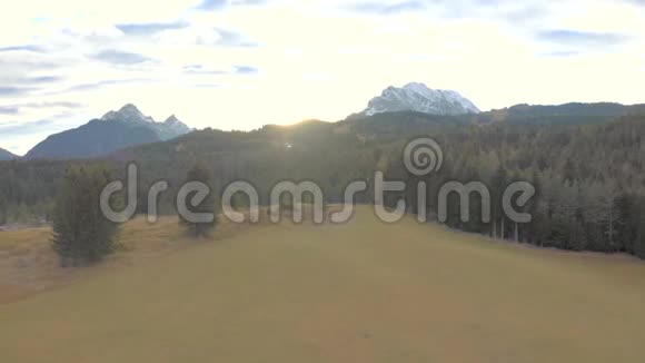 日落时俯瞰群山视频的预览图