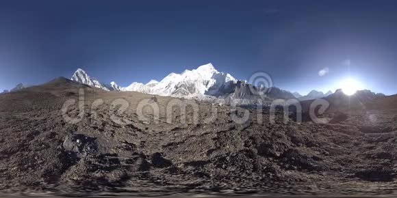 360vr全景日落卡拉帕塔珠穆朗玛峰和Khumbu谷喜马拉雅山的尼泊尔戈拉克谢普视频的预览图