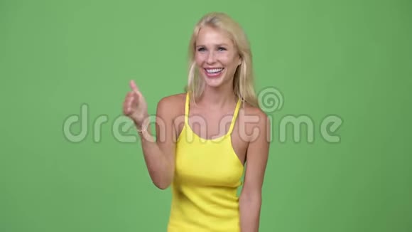 年轻快乐的金发美女竖起大拇指视频的预览图