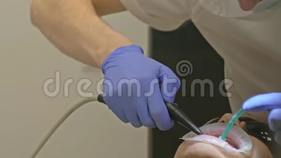 牙医在现代牙科诊所治疗病人正畸医生与一名助手合作在运作中围堰是视频的预览图