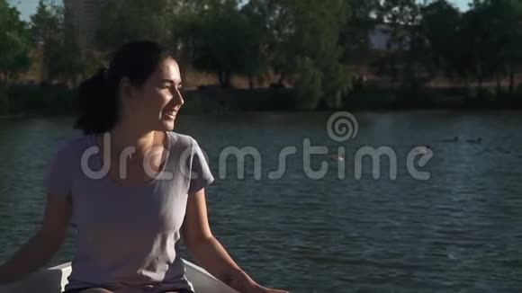 美丽的少女坐在船上视频的预览图