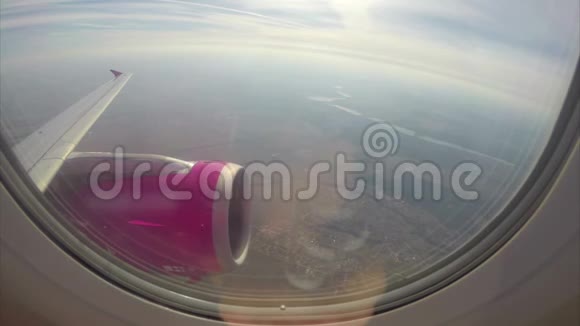 乘坐飞机飞越城市上空飞机舷窗乘客视频的预览图