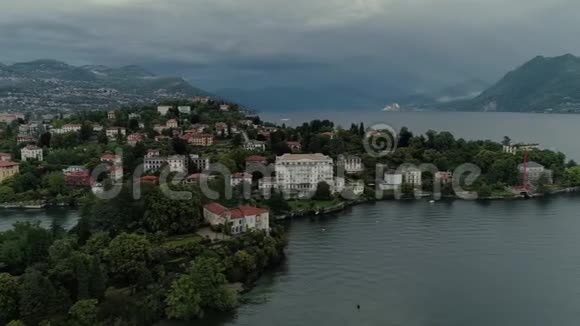 意大利里维埃拉提供无人机飞行靠近山脉意大利湖无人机4k自然飞行酒店视频的预览图