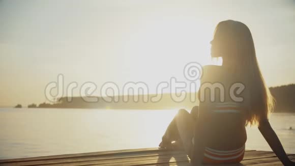 夏天在海边放松的年轻女子视频的预览图