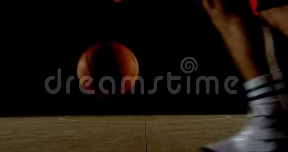 男篮运动员在球场上打4K视频的预览图