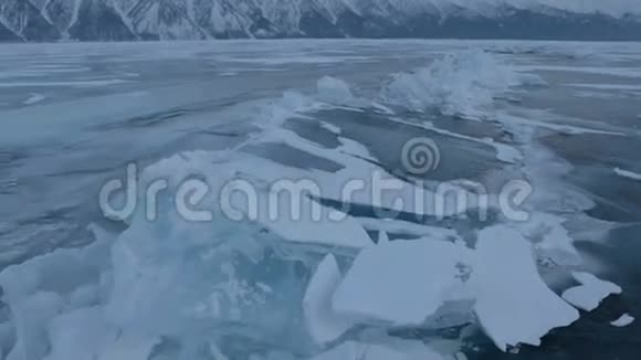 圣诺斯半岛附近的大块冰裂视频的预览图