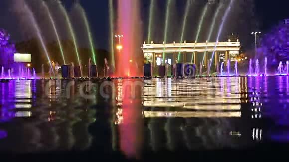 俄罗斯莫斯科高尔基公园夜间舞蹈喷泉的彩灯视频的预览图