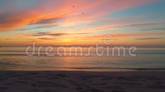 海日出和热带海滩波浪洗沙子视频的预览图