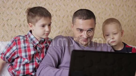 两个孩子和一个男人视频的预览图