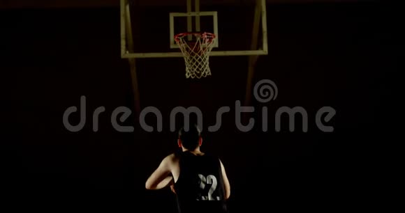 男篮运动员在篮球篮圈4k投掷篮球视频的预览图
