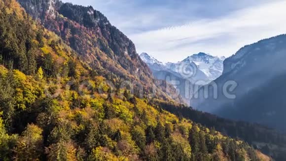 秋季瑞士山瀑布谷景视频的预览图