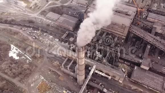 空中观景从工业管道排放到大气用无人驾驶飞机推进烟囱管道特写镜头视频的预览图