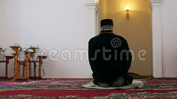 一位读古兰经的老毛拉视频的预览图
