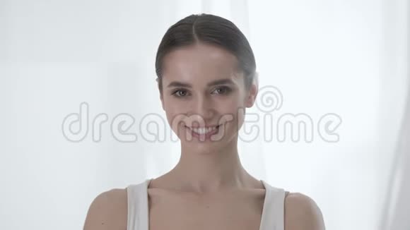 美容护理健康的皮肤面部和微笑的女人视频的预览图