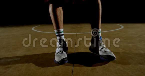 篮球运动员在球场上拿着篮球视频的预览图