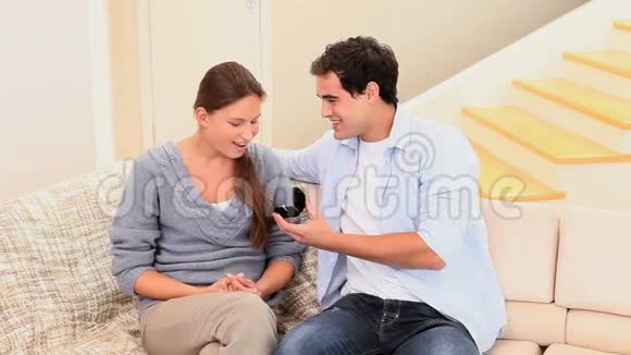 一个男人给他女朋友送订婚戒指视频的预览图