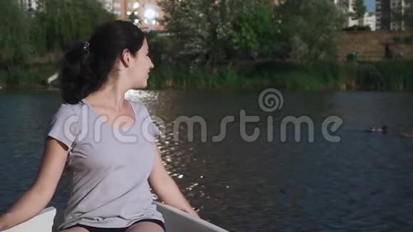美丽的少女坐在船上视频的预览图