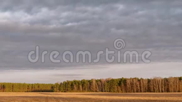 春天的开始云在田野上飘浮视频的预览图