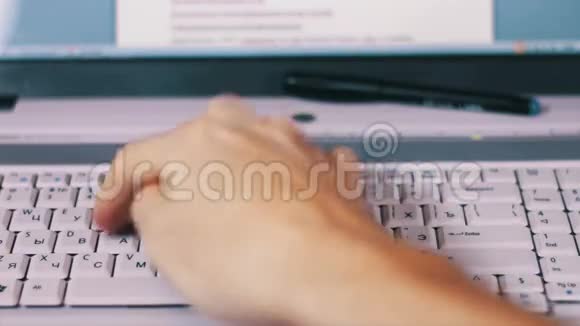 电脑手提键盘输入键盘文字视频的预览图