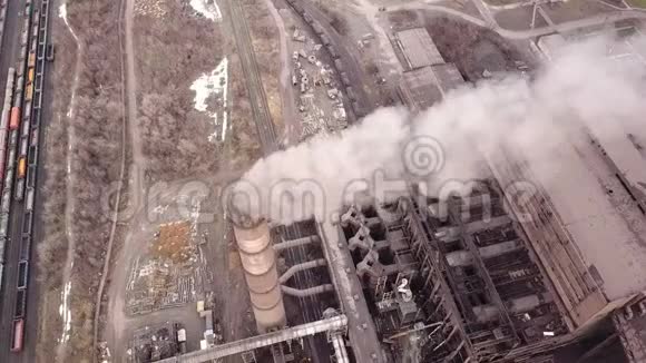 空中观景从工业管道排放到大气用无人驾驶飞机推进烟囱管道特写镜头视频的预览图