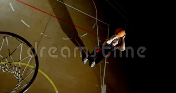 男篮运动员在篮球篮圈4k投掷篮球视频的预览图