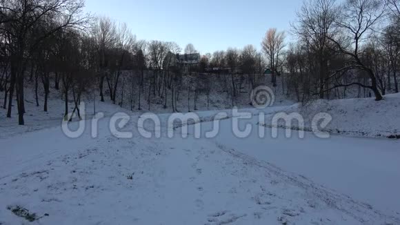 冬季漫步维特布斯克市沿着维塔河视频的预览图