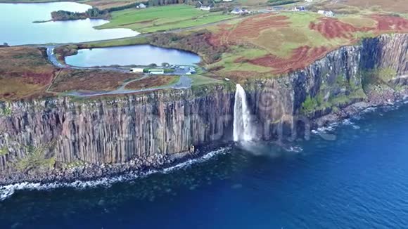 斯塔文在悬崖上的壮观海岸线的鸟瞰与著名的KiltRock瀑布斯凯岛视频的预览图