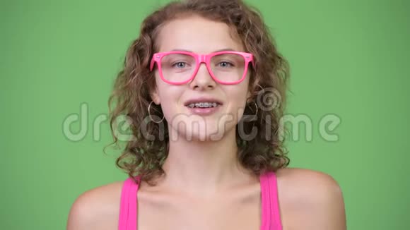 年轻快乐漂亮的书呆子女人戴着眼镜笑着视频的预览图