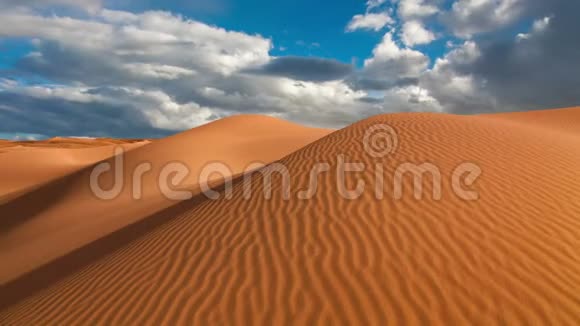 沙漠沙丘上的日落视频的预览图