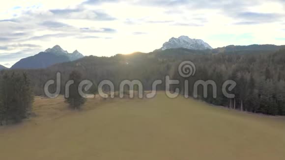 日落时俯瞰山脉视频的预览图