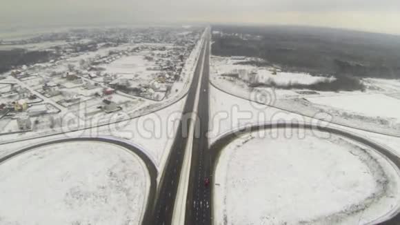 环形高速公路交叉口的鸟瞰图视频的预览图