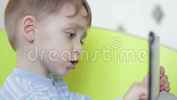 小孩子玩平板电脑游戏视频的预览图
