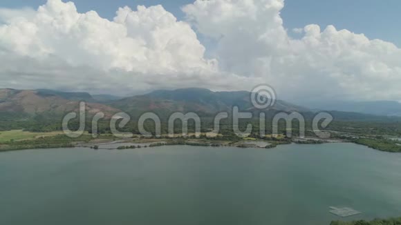热带景观山脉湖泊视频的预览图