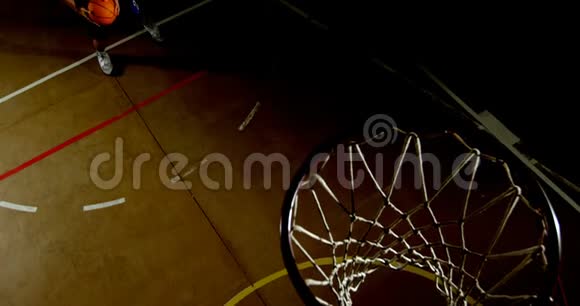 男篮运动员在球场上打4K视频的预览图
