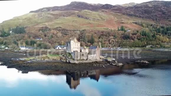 苏格兰多尼在秋季对历史悠久的艾琳多南城堡的鸟瞰视频的预览图