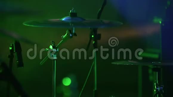 鼓手演奏的鼓集在音乐会的特写板块节奏摇滚音乐会视频的预览图