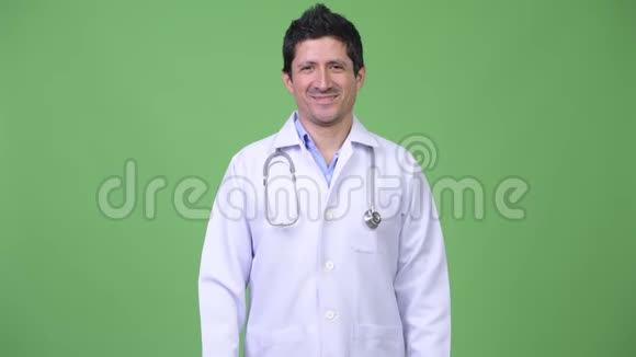 快乐的西班牙男子医生微笑视频的预览图