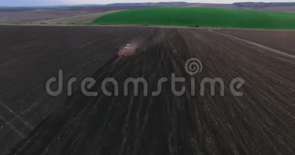 拖拉机在田间播种的鸟瞰图4K视频的预览图