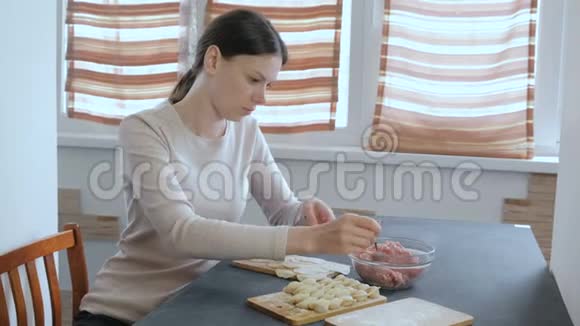 女人用肉馅包饺子视频的预览图